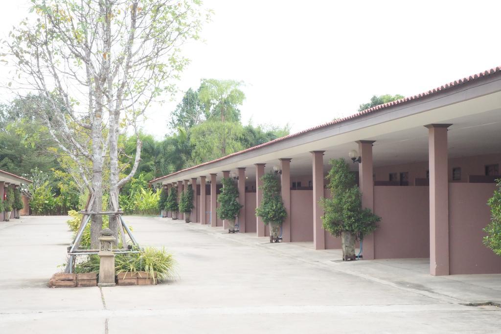 Rimmueng Resort Phanom Sarakham Bagian luar foto