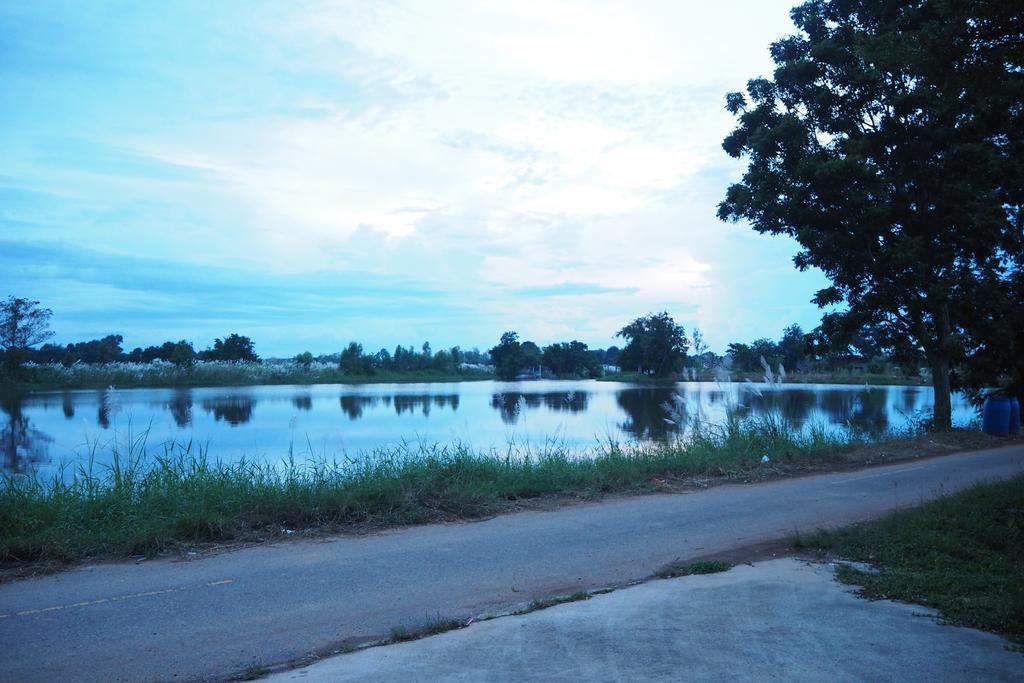 Rimmueng Resort Phanom Sarakham Bagian luar foto